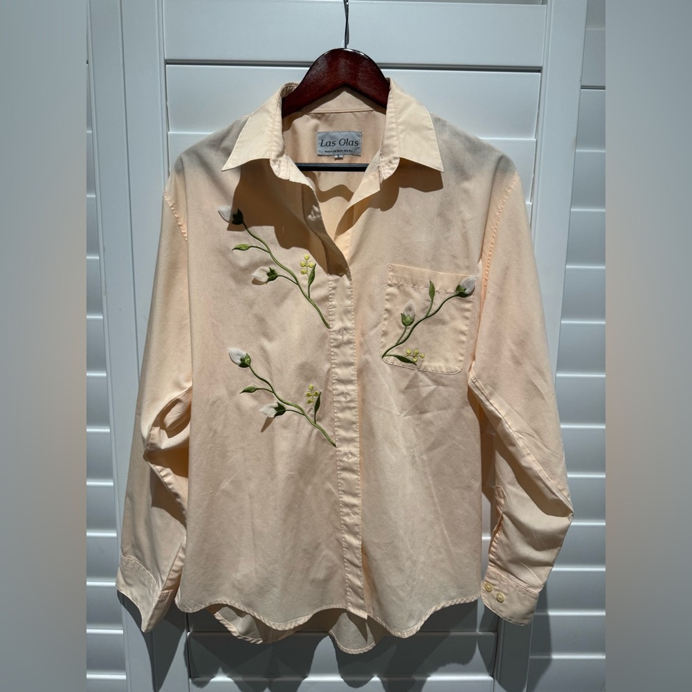 LAS OLAS Long Sleeve Applique Flowers. Button Front Blouse L.